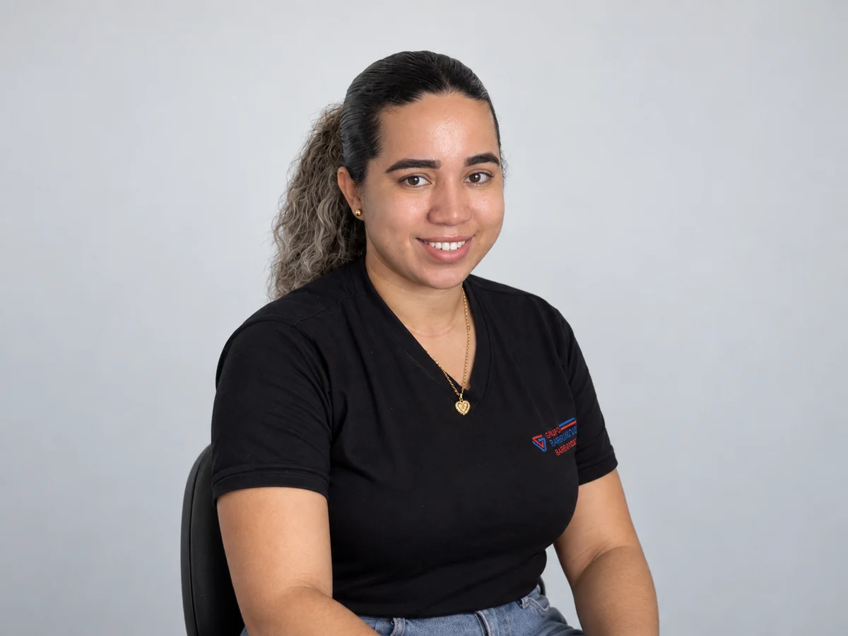 Wadna, da equipe de atendimento da Casa do Vidraceiro