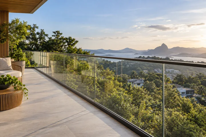 Guarda-corpo de vidro em terraço, com corrimão e fixações visíveis