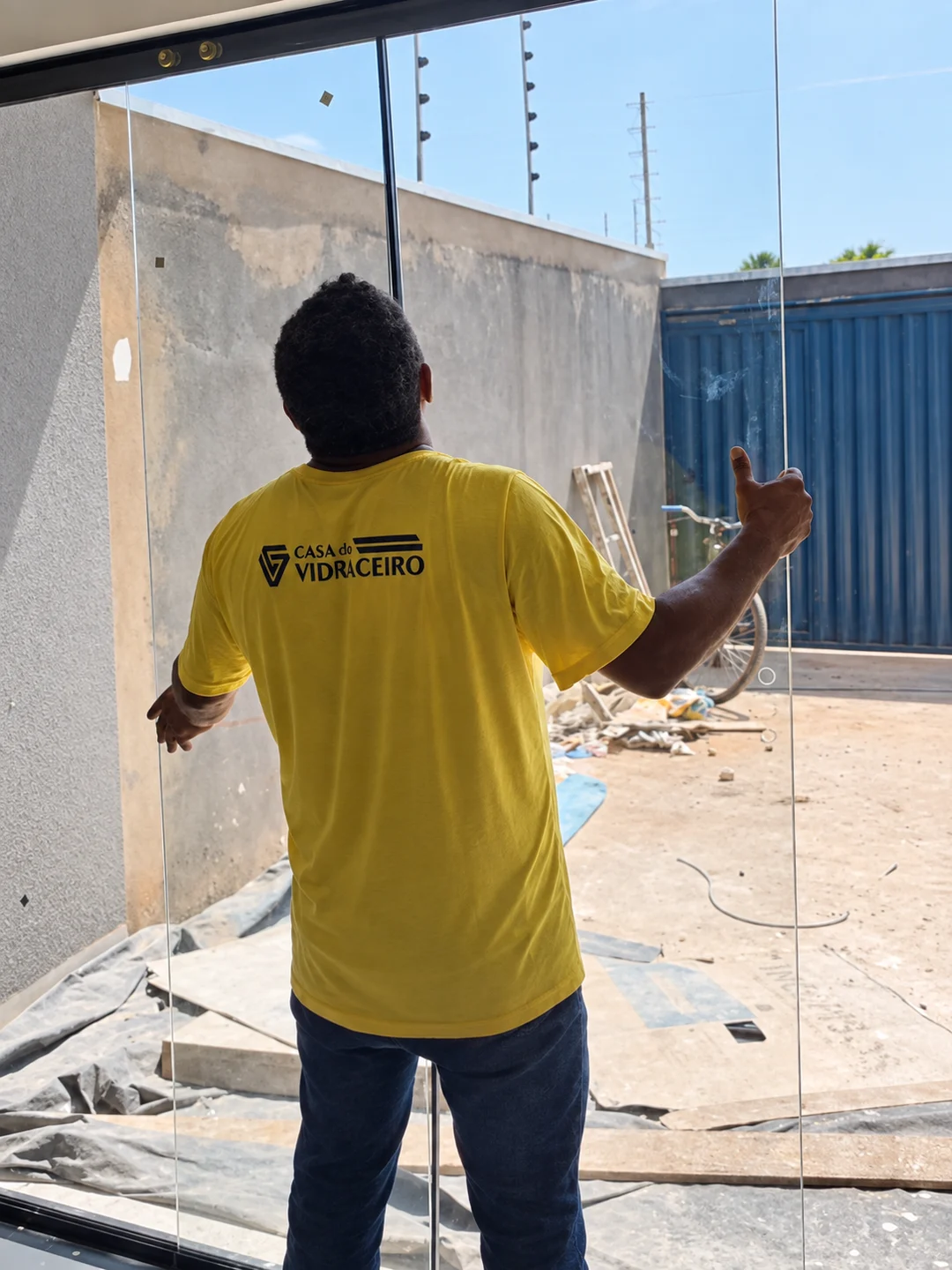Profissional da Casa do Vidraceiro trabalhando em um sistema de fechamento de vidro